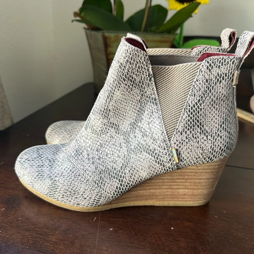 Toms Snake-Texture Light Gray Chelsea Booties